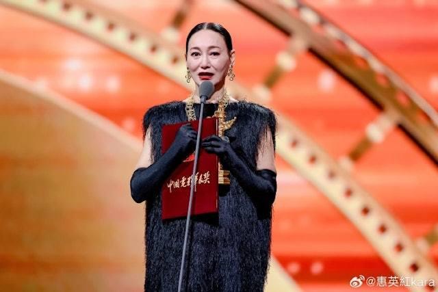 惠英紅成首位奪得華表獎優秀女演員獎的香港女演員。(圖/翻攝自惠英紅微博)