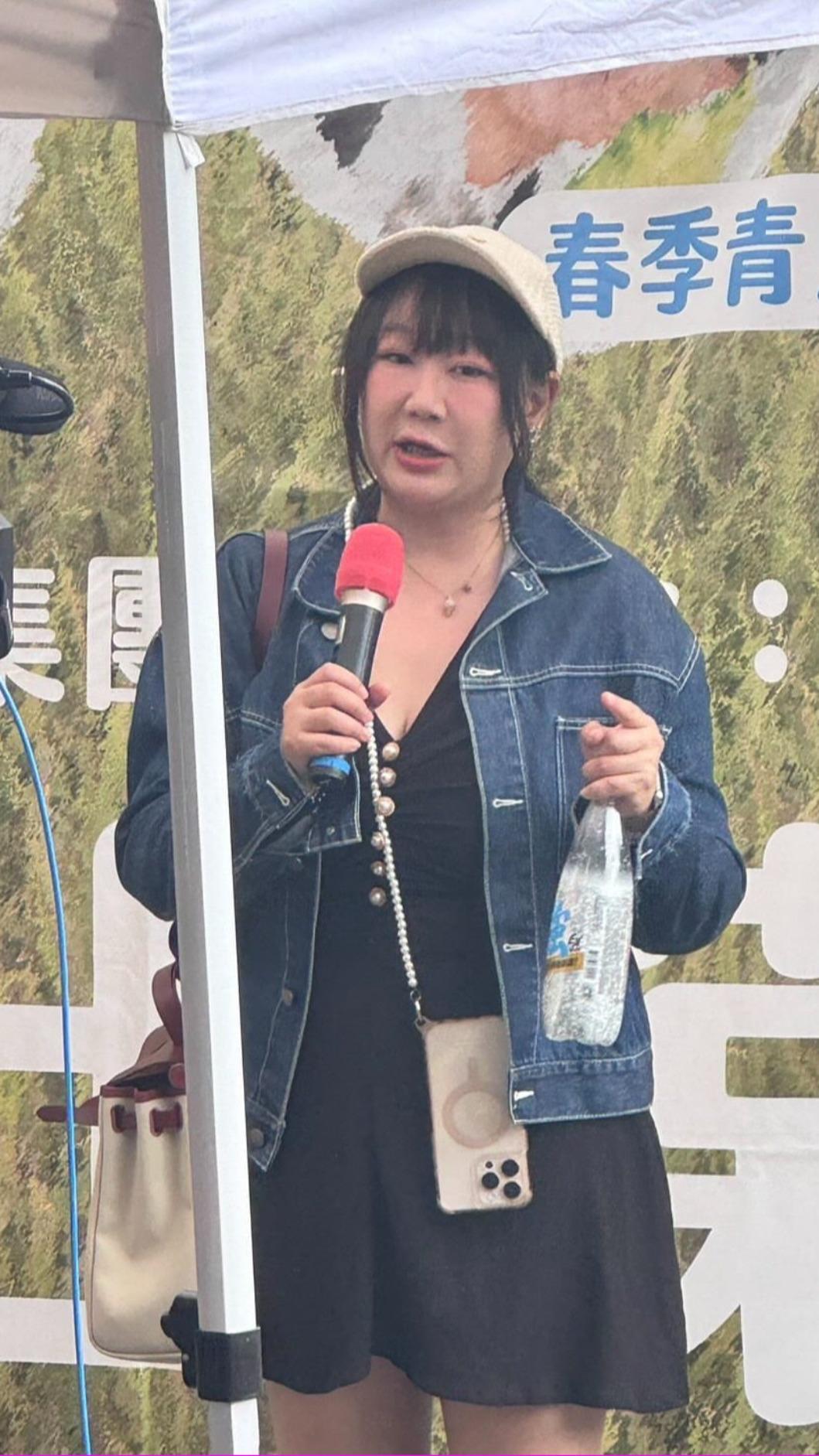 徐閉為大罷免宣講的模樣遭拍下。(圖/翻攝自陳沂臉書)