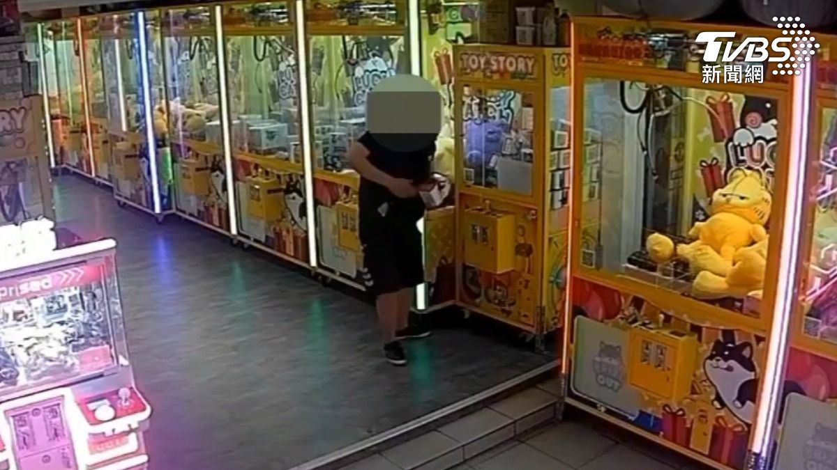 陳男在娃娃店夾中洗衣球,開心走出就被逮。(圖/TVBS)