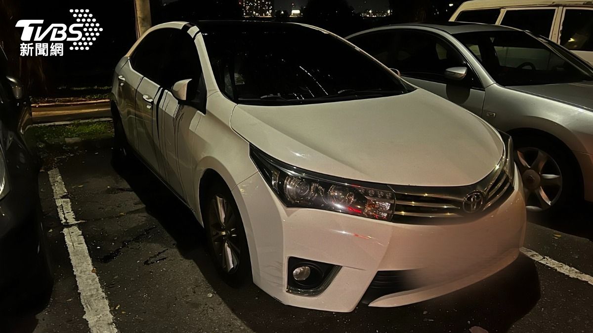 白色小轎車停在桂林堤外停車場,卻遭不明人士潑灑瀝青。(圖/TVBS)