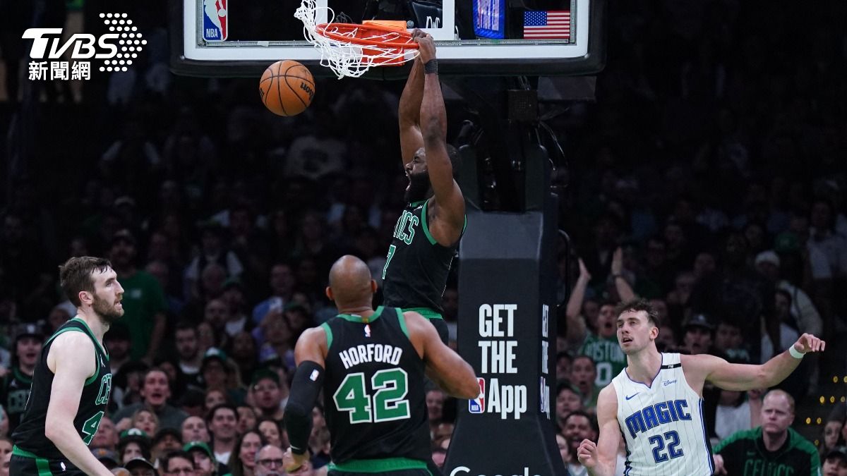 NBA季後賽綠衫軍前鋒布朗灌籃提振球隊士氣。（圖／達志影像路透社）