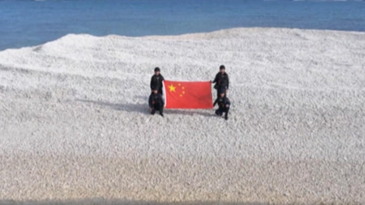 中國海警4月中旬在南海「鐵線礁」舉五星旗宣示主權。（圖／CCTV+）