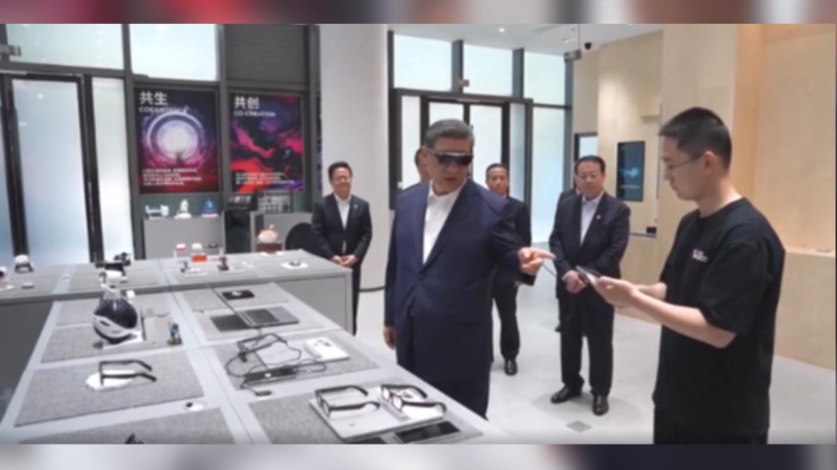 習近平赴上海AI新創孵化基地考察,親自帶上智慧眼鏡,體驗效果。(圖/CCTV+)