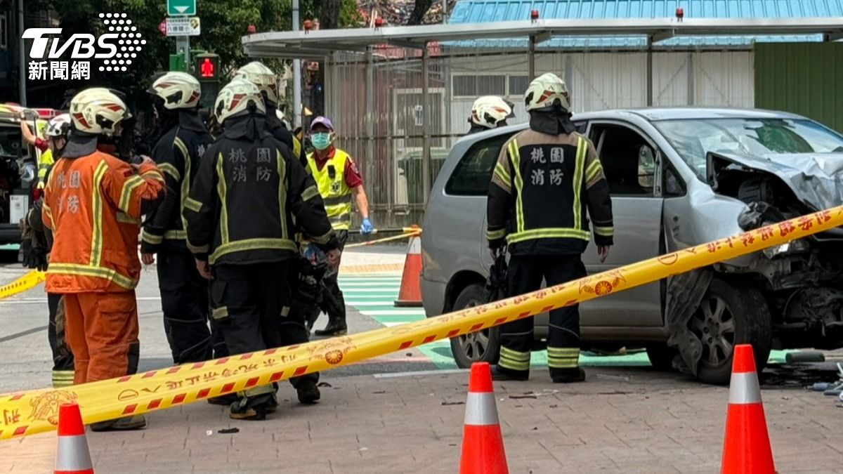 桃園小客車暴衝人行道。(圖/TVBS)