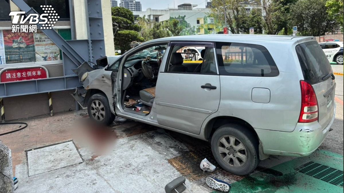 小客車衝撞導致1死3傷,現場血跡斑斑。(圖/TVBS)