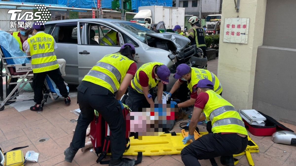 區公所外轎車暴衝!廚師夫辦殘障補助遇死劫 妻雙腿截肢