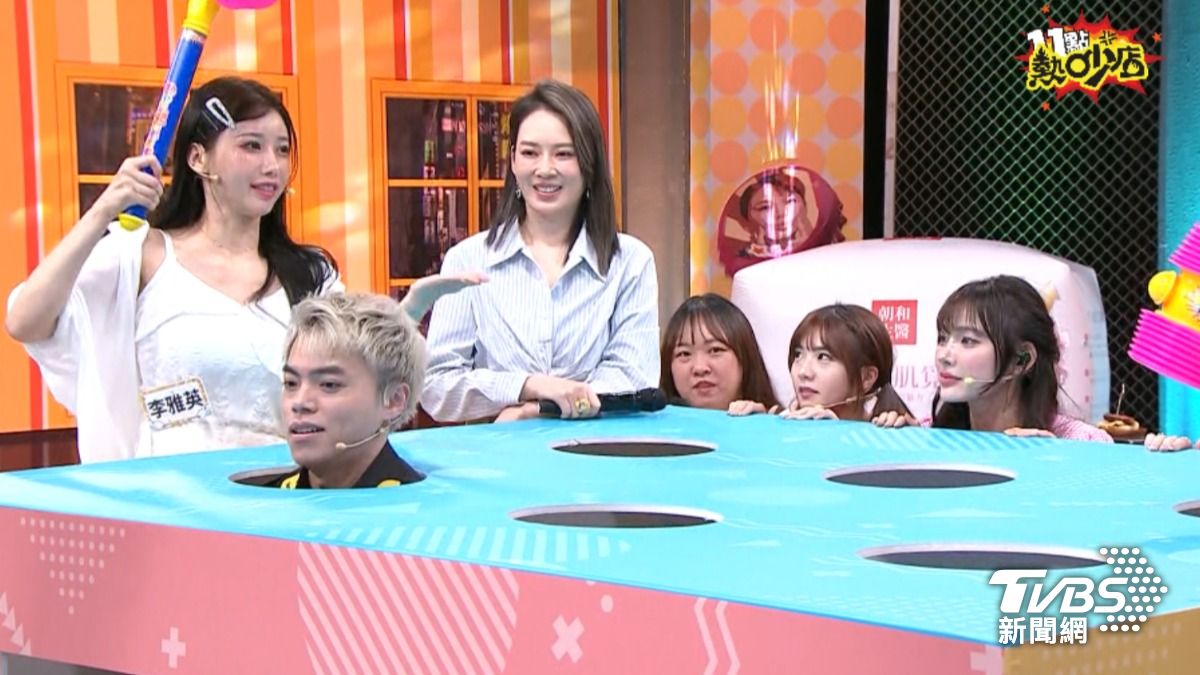 李雅英(左)在攝影棚內玩人體打地鼠。(圖/TVBS)
