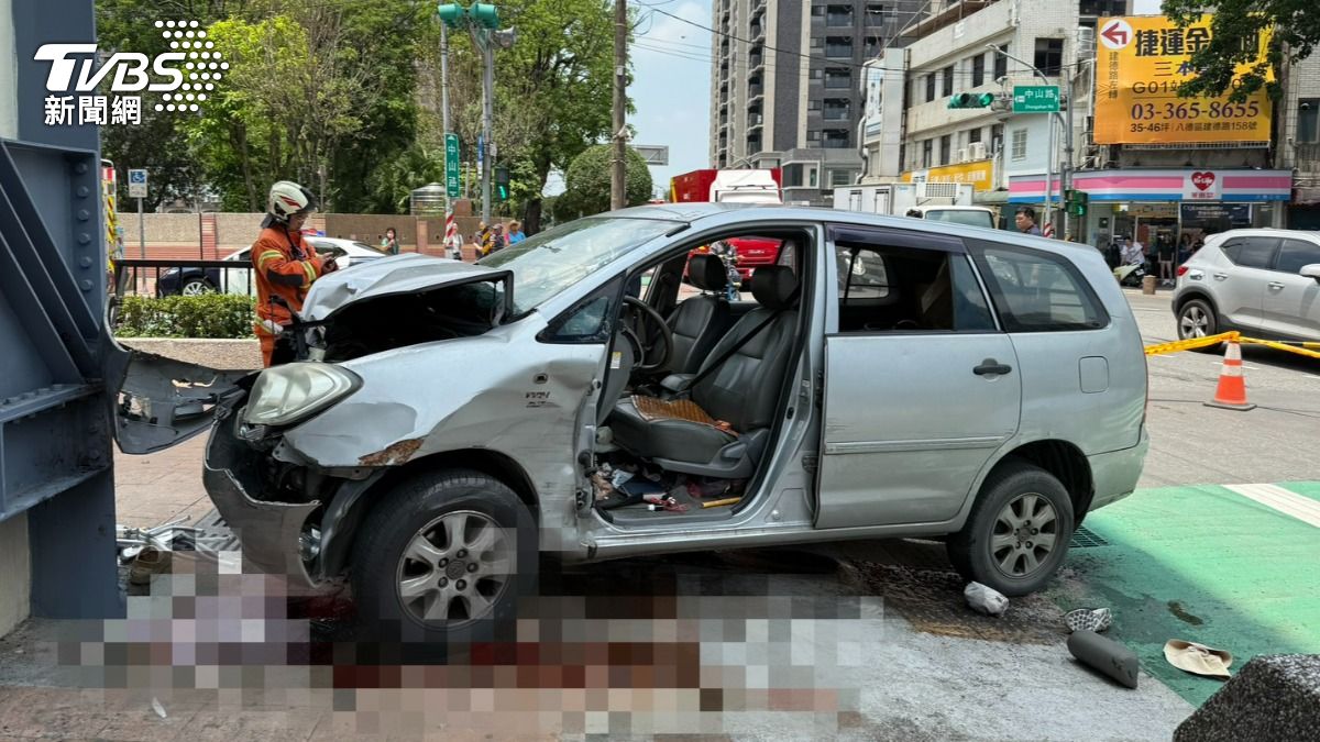 桃園小客車暴衝自撞人行道「1死3傷」 目擊者嚇:滿地都是血
