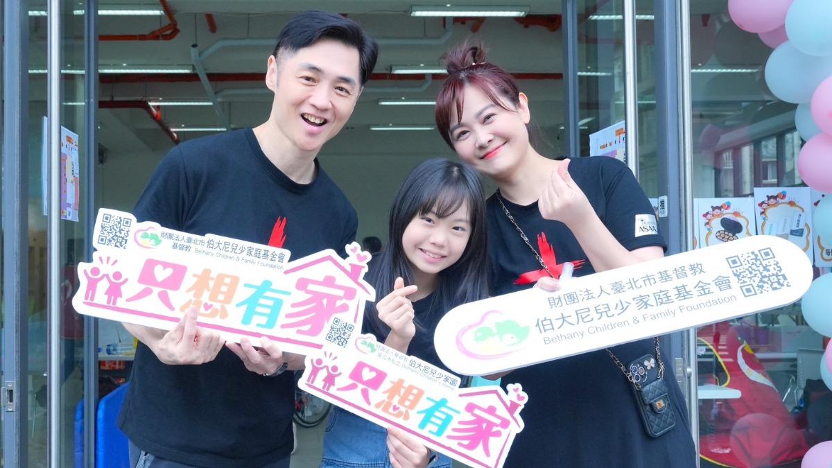 宋逸民攜妻女投身義賣會!「大咖影后」突現身開唱 路人激動圍觀