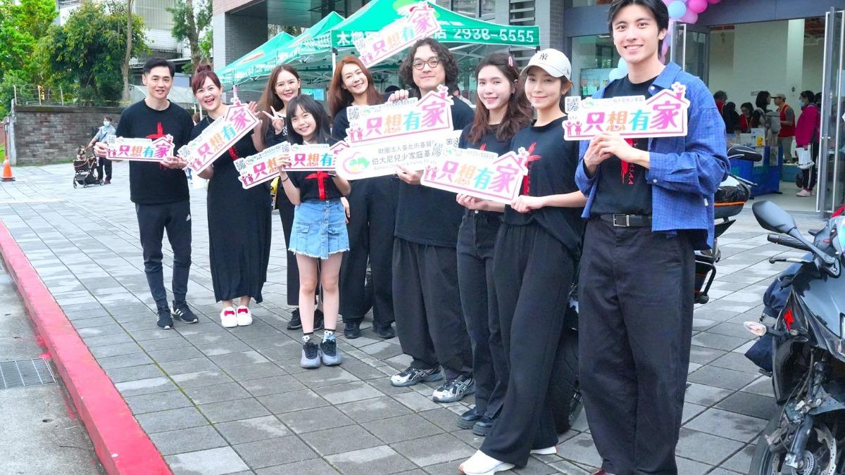 宋逸民領軍藝人行善。(圖/藝起發光提供)