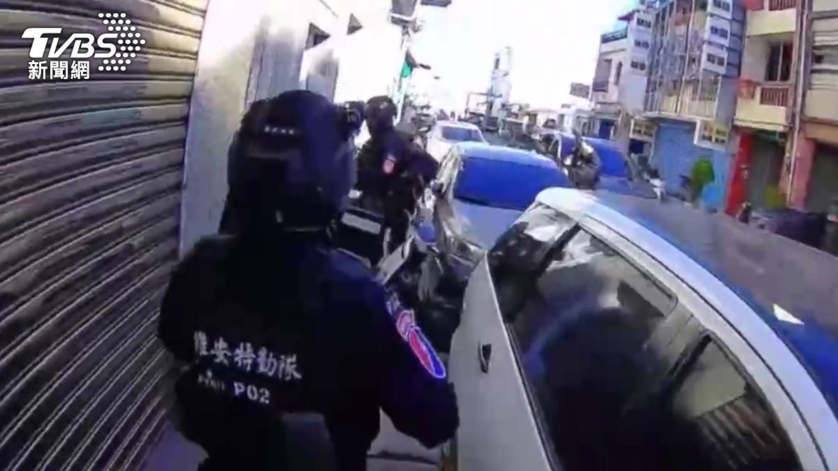 警方攻堅詐團機房。(圖/TVBS)
