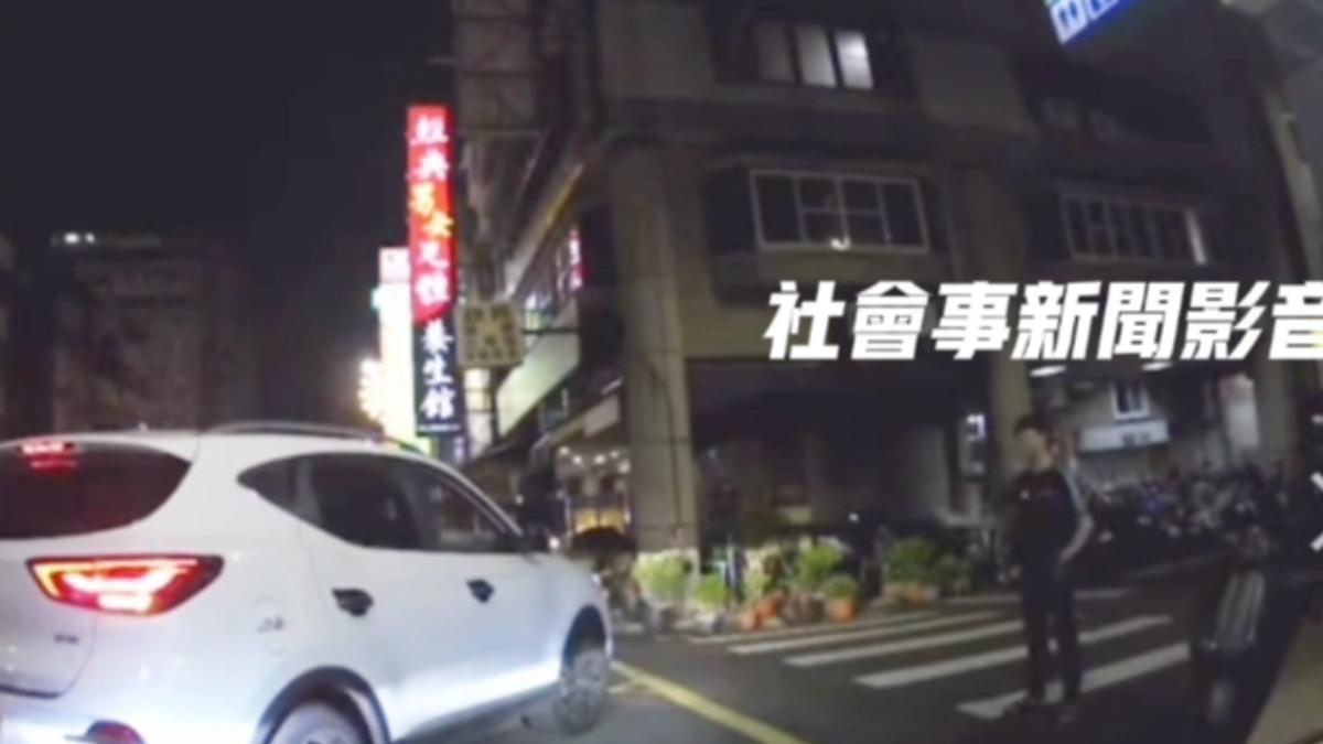 休旅車明明有禮讓 高雄「霸王行人」擋道拿手機狂拍挨罰