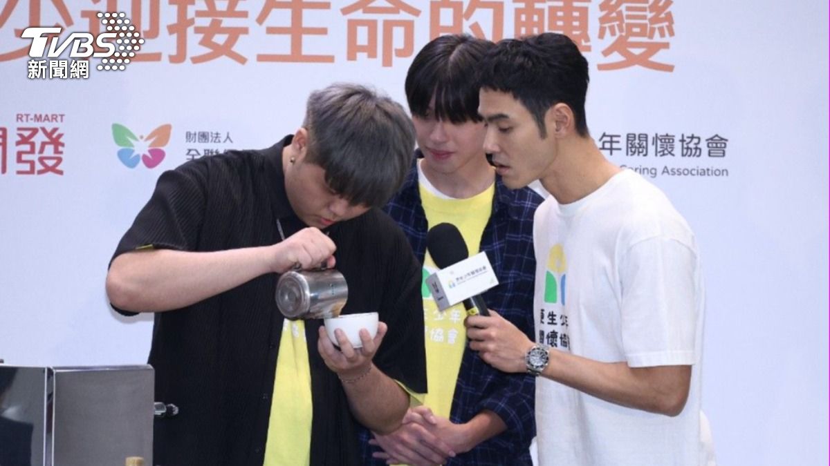 阮經天與更生少年們一起示範咖啡拉花。(圖/張哲鳴攝)