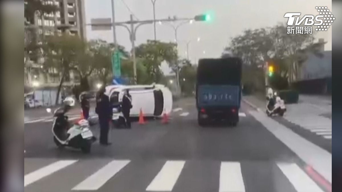 駕駛左轉撞上行人庇護島釀翻車。（圖／TVBS）
