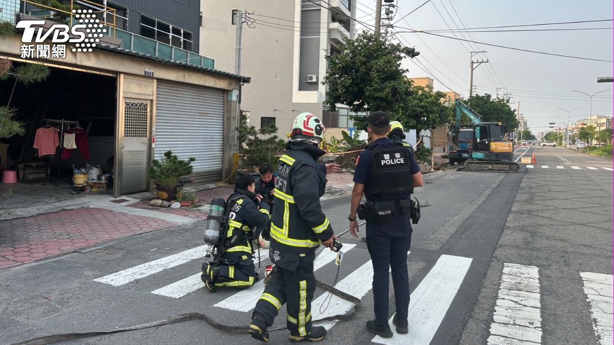 消防員灑水警戒。(圖/TVBS)