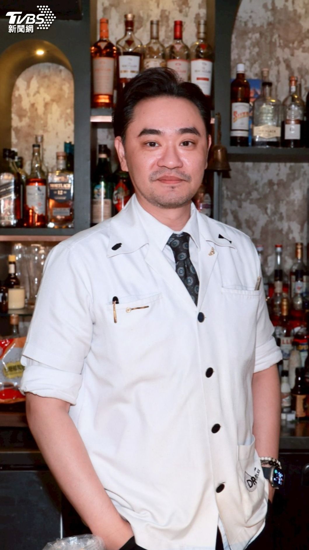 Allen鄭亦倫親自上山採集調酒原料。（圖／趙世平攝）