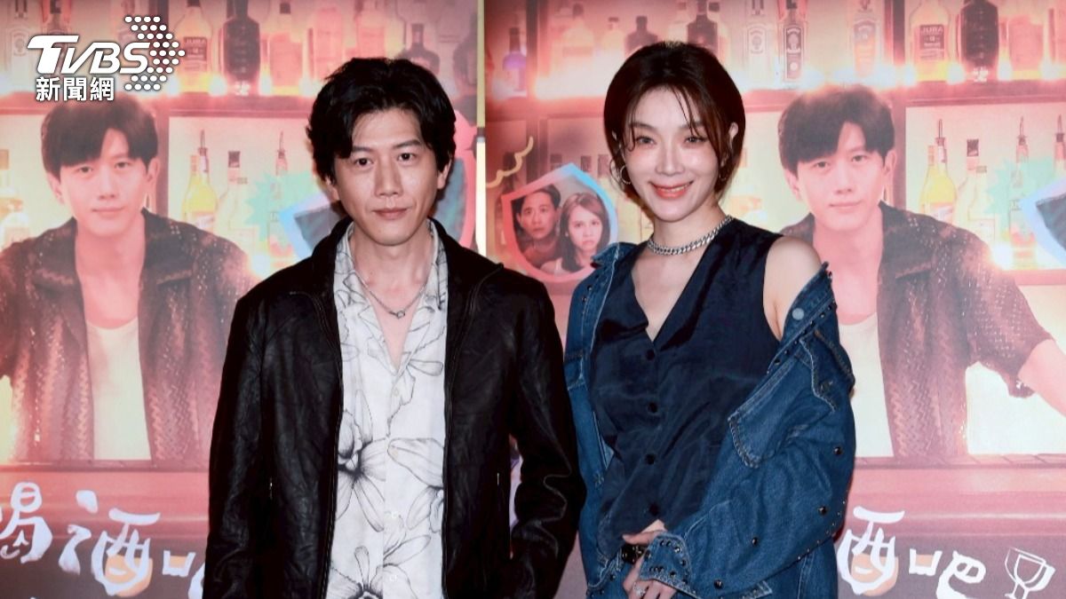 莫子儀（左）跟蔡淑臻主演《喝酒吧！笨蛋》。（圖／趙世平攝）