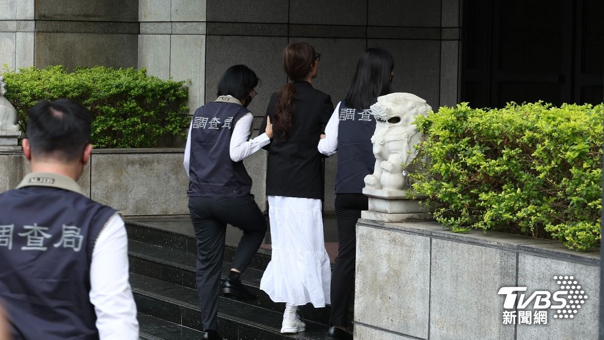 貴婦奈奈被帶進市調處。（圖／華子琛攝）