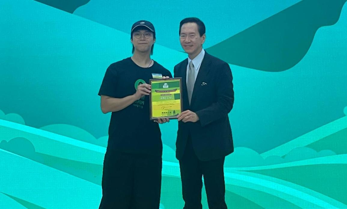 去年坤哥與伍富橋以及另外兩位朋友組隊,參加了毅行者100公里比賽。(圖/公關提供)