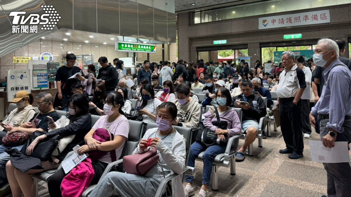 憂護照告急?勞動節一早逾500人湧領務局 現場畫面曝