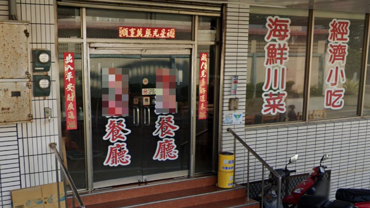 一名4歲童左手被餐廳大門轉軸玻璃夾住,後警消到場立即協助脫困。(圖/TVBS)