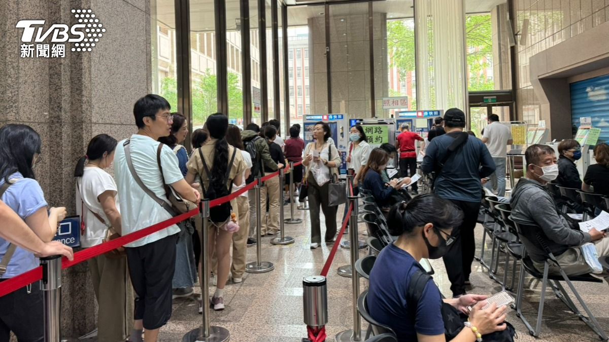 證件快照機也聚集排隊人潮。 (圖/劉庭宇攝)