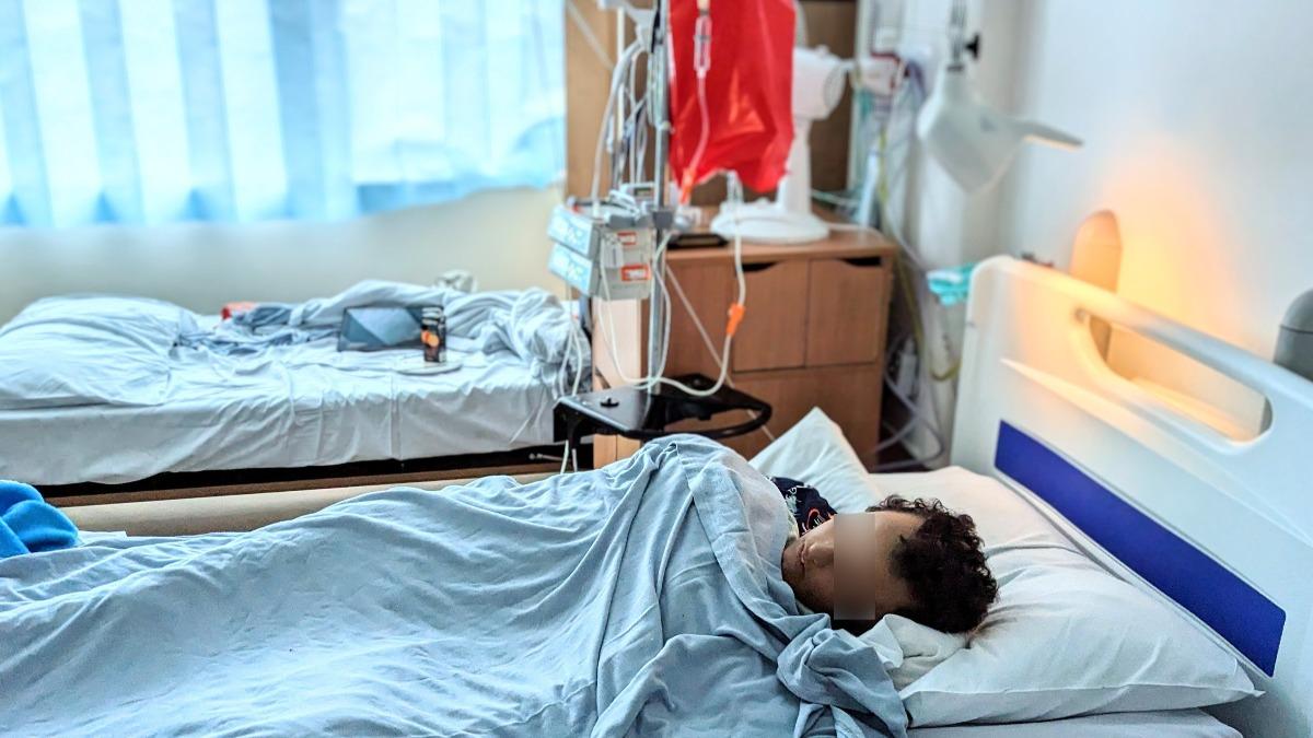 英13歲少年被誤診亡「遺體放家中」 母悲痛還原荒謬過程