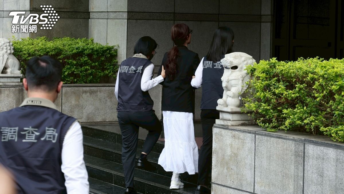 貴婦奈奈今晨返台,送抵台北市調查處接受訊問。(圖/華子琛攝)