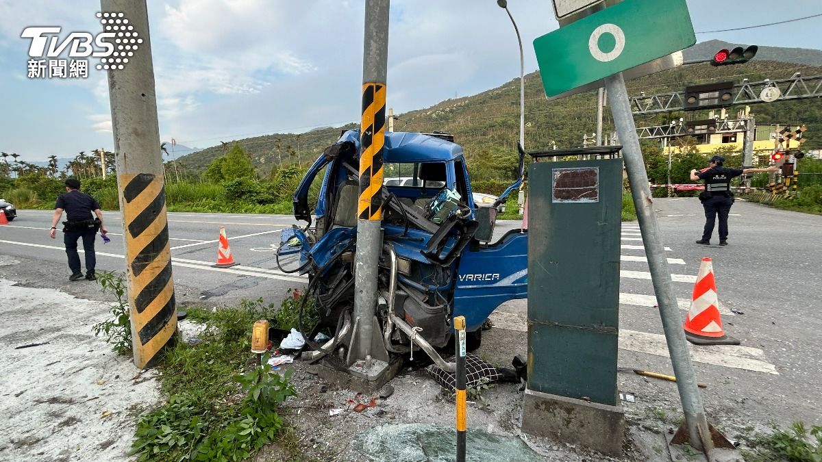 花蓮縣光復鄉中山路一段發生一起嚴重自撞車禍。（圖／TVBS）