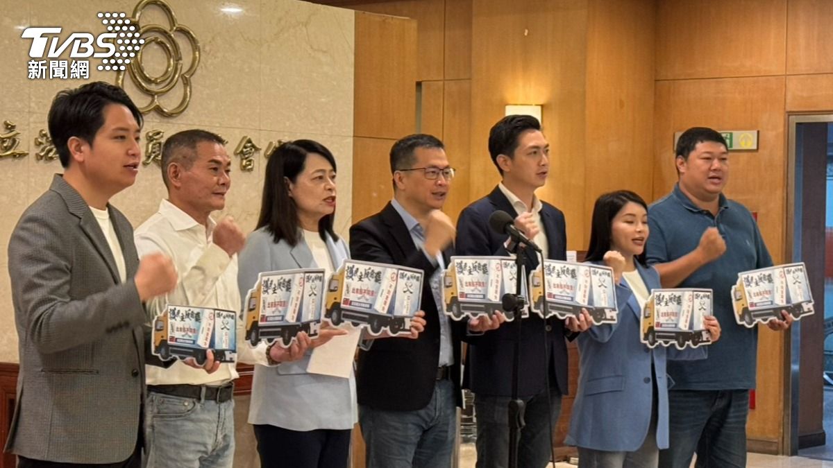 羅智強（中）率領藍委秀出「台灣戰車隊」手板。（圖／陳怡潔攝影）
