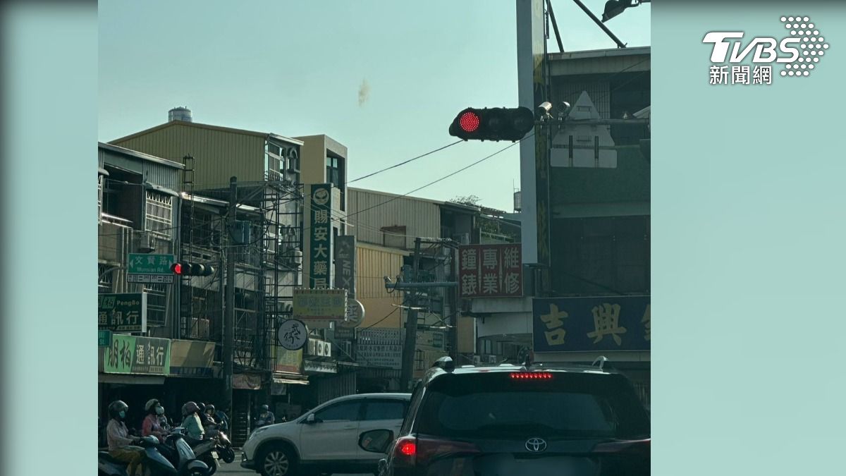 台南基地一架IDF型戰機,執行例行訓練期間時,發生空中火焰彈意外擊發,TVBS獨家取得事發當下畫面。(圖/畫面提供 Haochiang Chien)