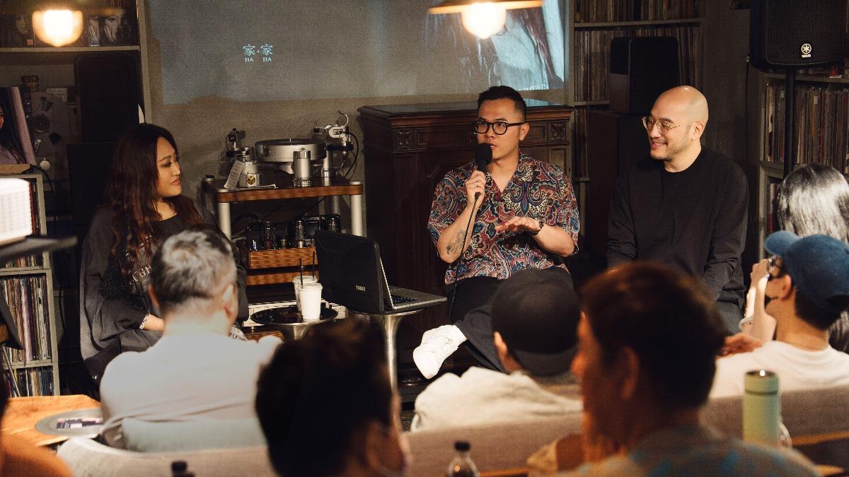 家家在音樂會上和製作人暢聊專輯籌備過程。(圖/相信音樂提供)