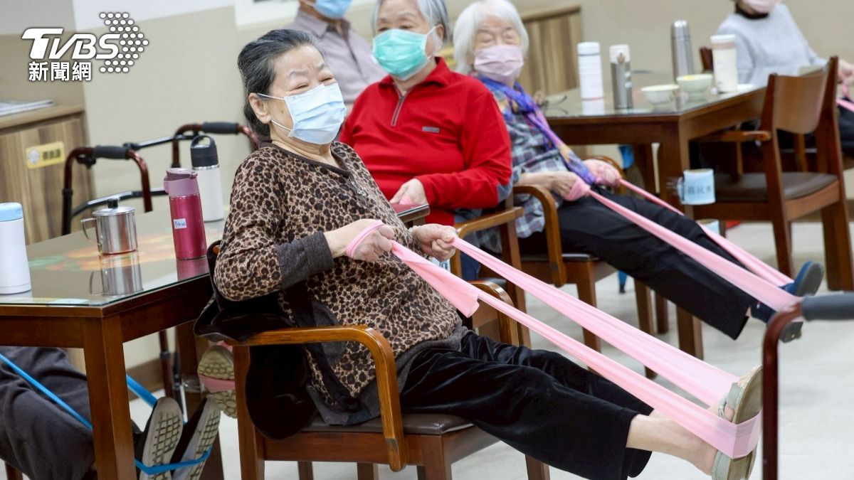 訓練失智老人使用伸縮帶腿部鍛鍊肌肉，防止跌倒。（圖／華子琛攝）