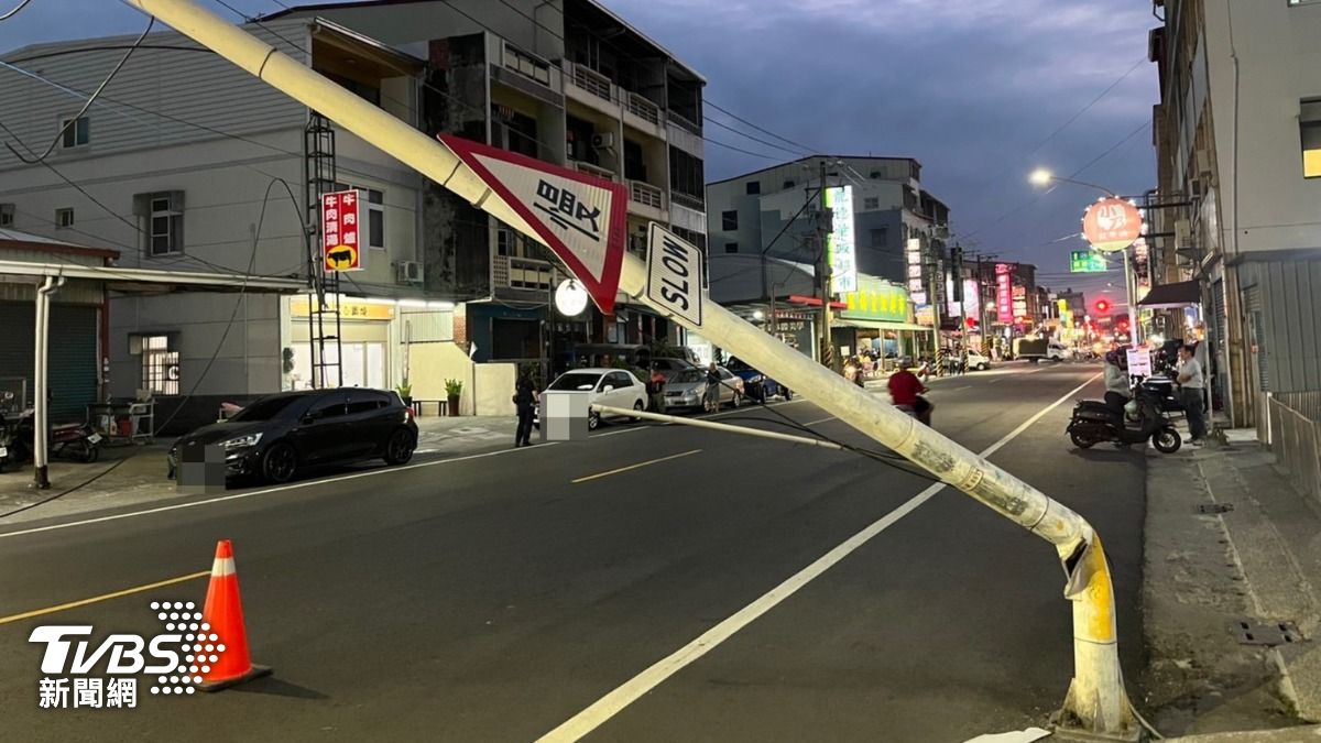 駕駛起步時意外勾斷電線，導致路燈桿彎曲及電線脫落。（圖／TVBS）