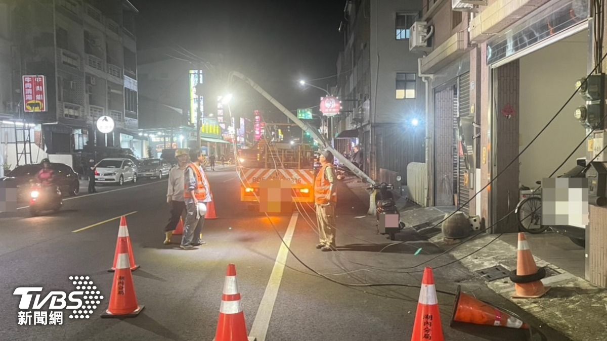 駕駛起步時意外勾斷電線,導致路燈桿彎曲及電線脫落。(圖/TVBS)