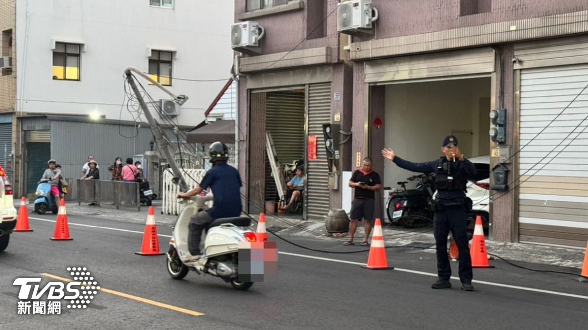 路燈桿彎曲及電線脫落,釀成交通打結。(圖/TVBS)