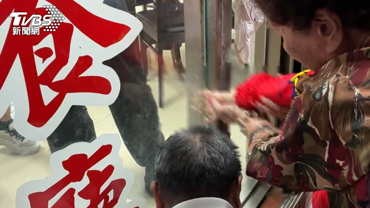 4歲童手卡在餐廳門縫 澎湖消防「即刻救援」擊碎玻璃助脫困