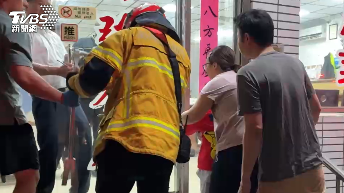 澎湖消防到場,擊碎玻璃大門,協助男童的手順利脫困。(圖/TVBS)