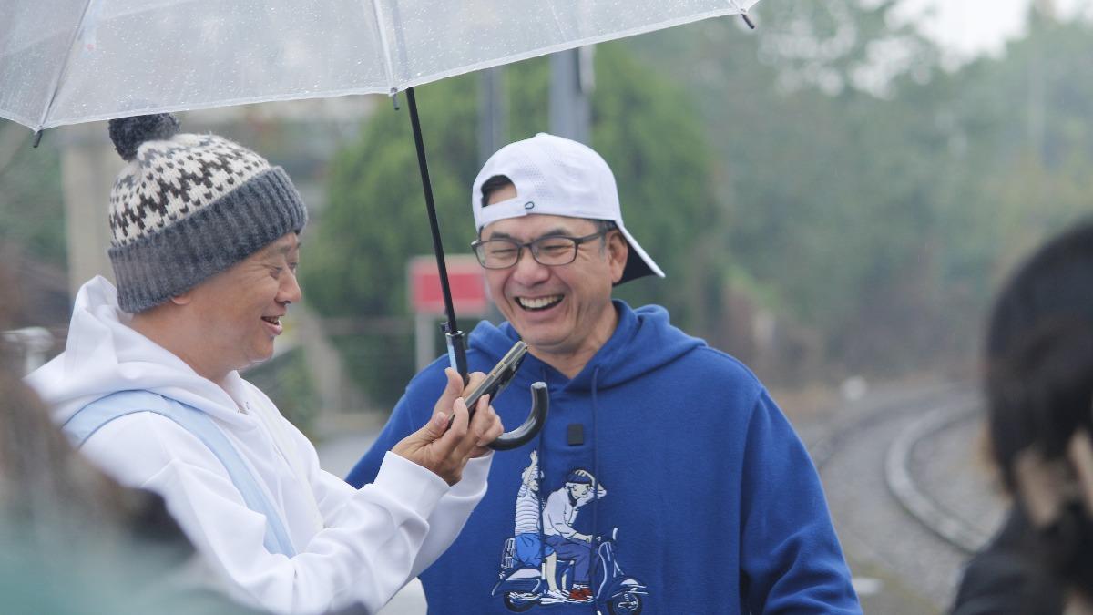 邰智源出包!快手剪破一洞扣薪水「真的完了」 驚喜合體35年戰友