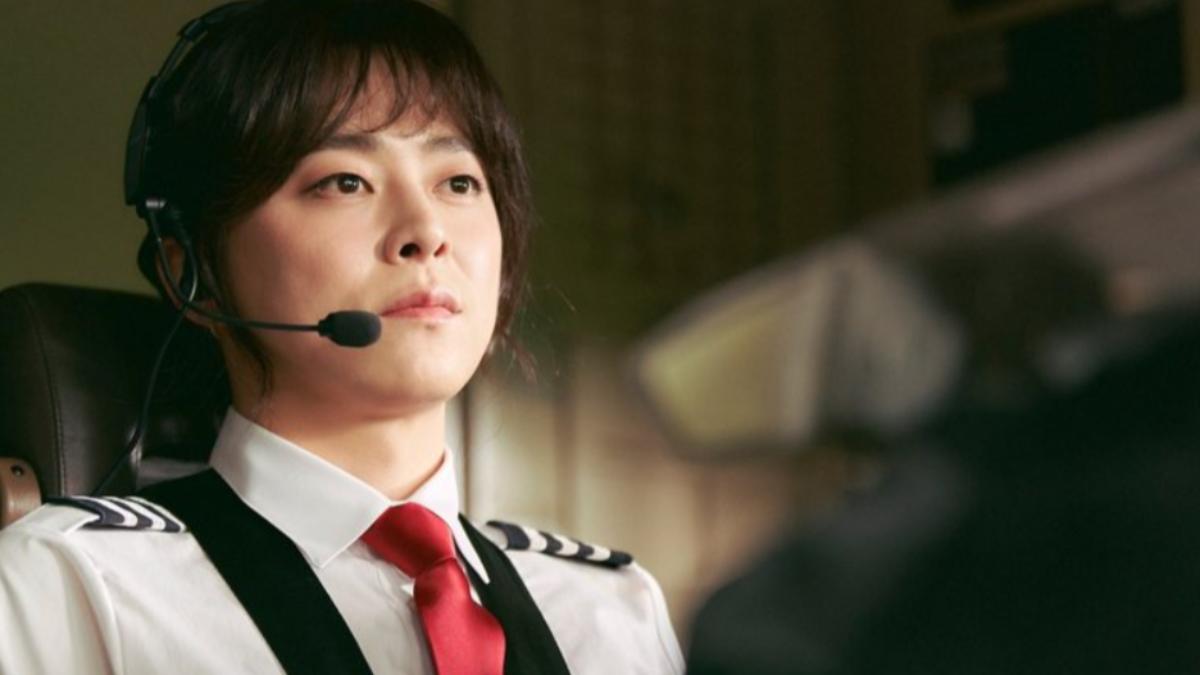 曹政奭在《變身機長》扮女裝演出。(圖/翻攝自X)