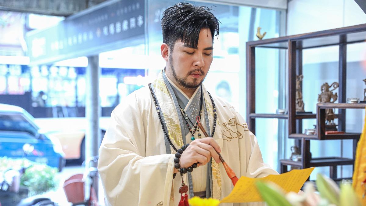 白沙屯媽祖「粉紅超跑」將起轎!專家示警遶境7禁忌 鑽轎底別帶這2物