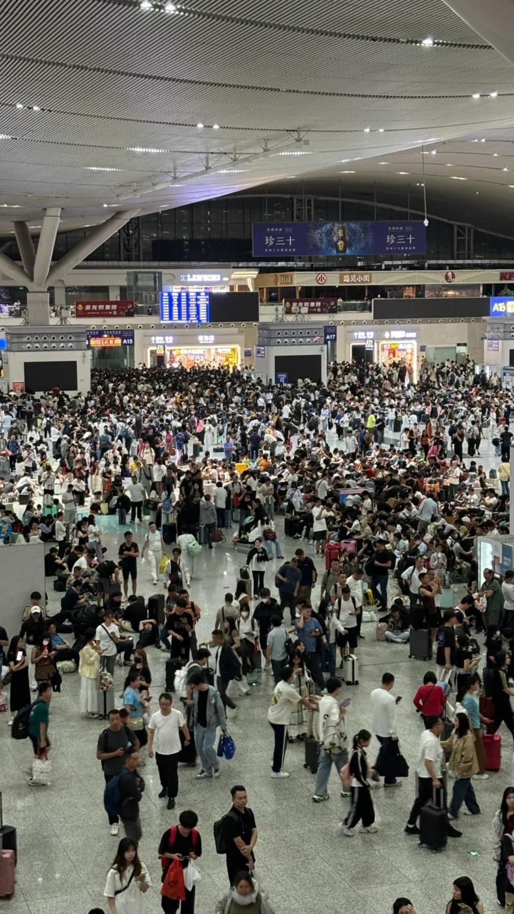 迎接大陸五一連假，深圳北站加開深夜列車。（圖／翻攝小紅書）