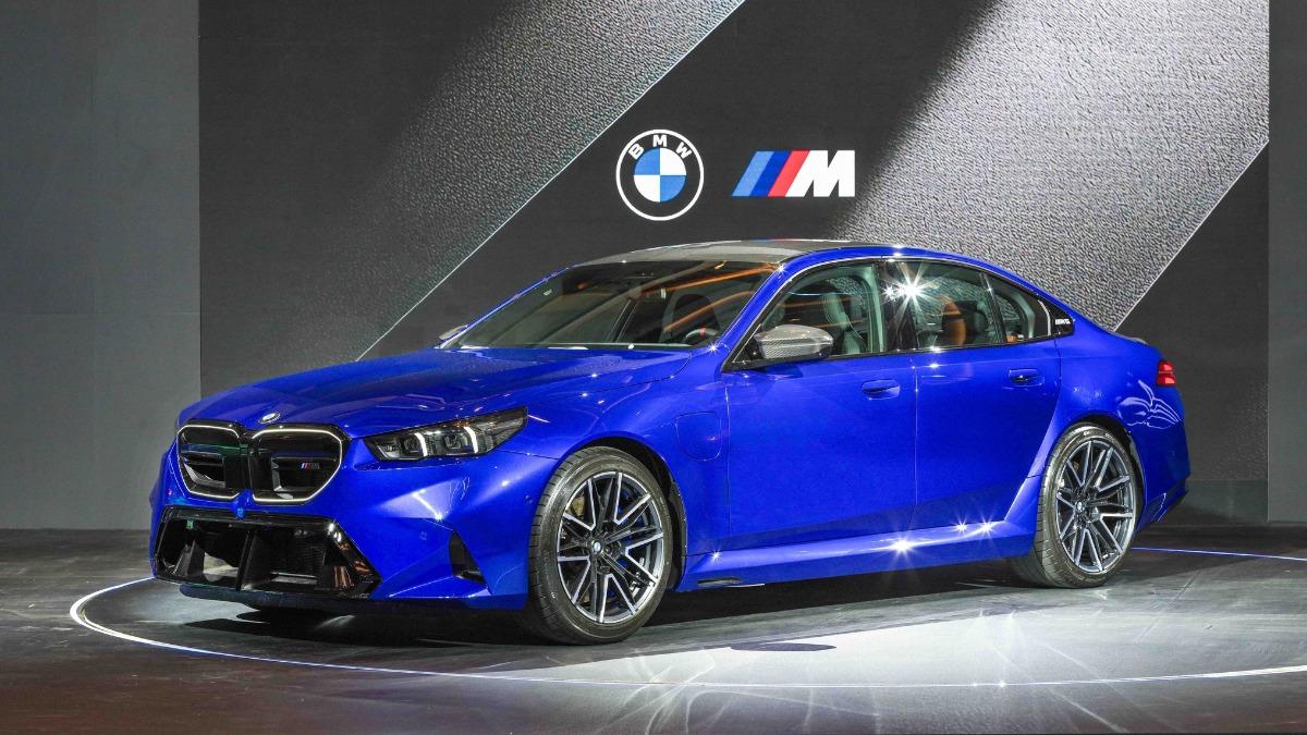 BMW全新M5不只可以上賽道奔馳,也能在市區低調行駛。(圖/BMW提供)