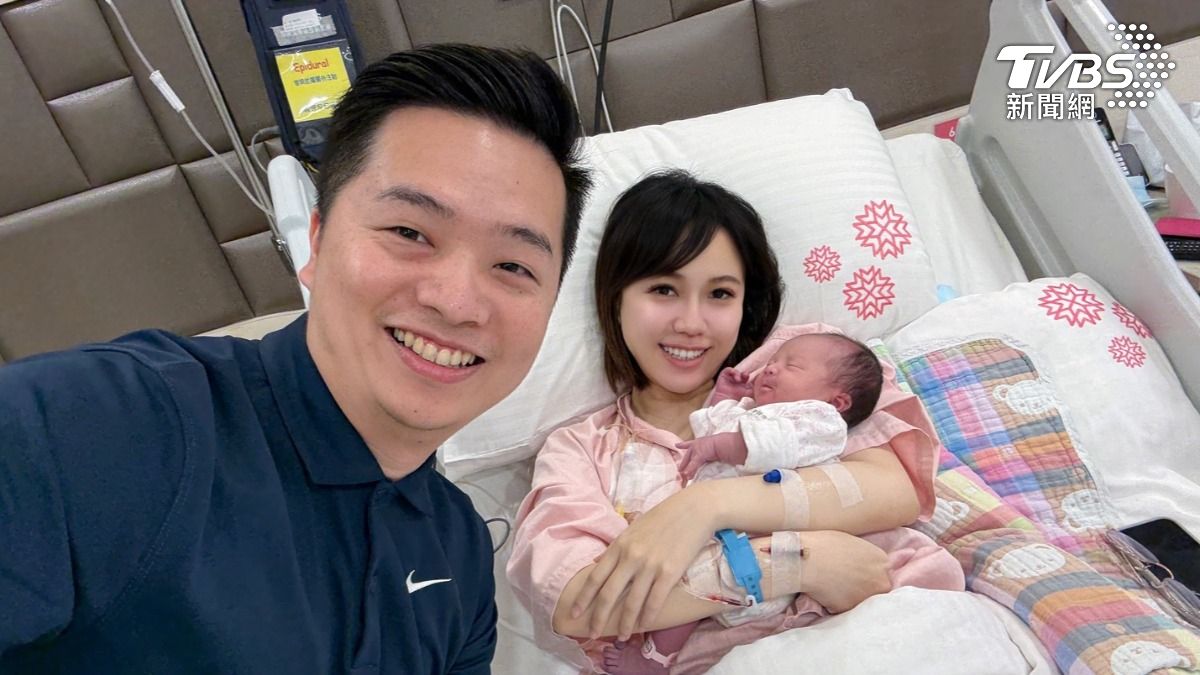 獨/美女主播生了!韋家齊喜曬全家福 尪見女兒「哭到喘不過氣」
