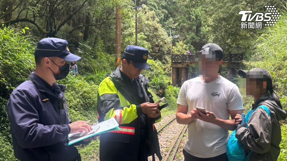 於祝山線取締違規行走鐵路的遊客