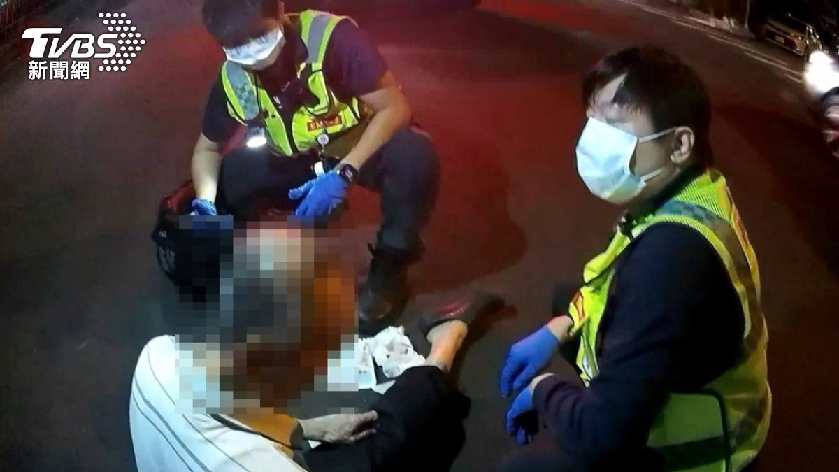 87歲陳姓老翁趁家人沒注意，悄悄出門卻跌破頭受傷。（圖／TVBS）