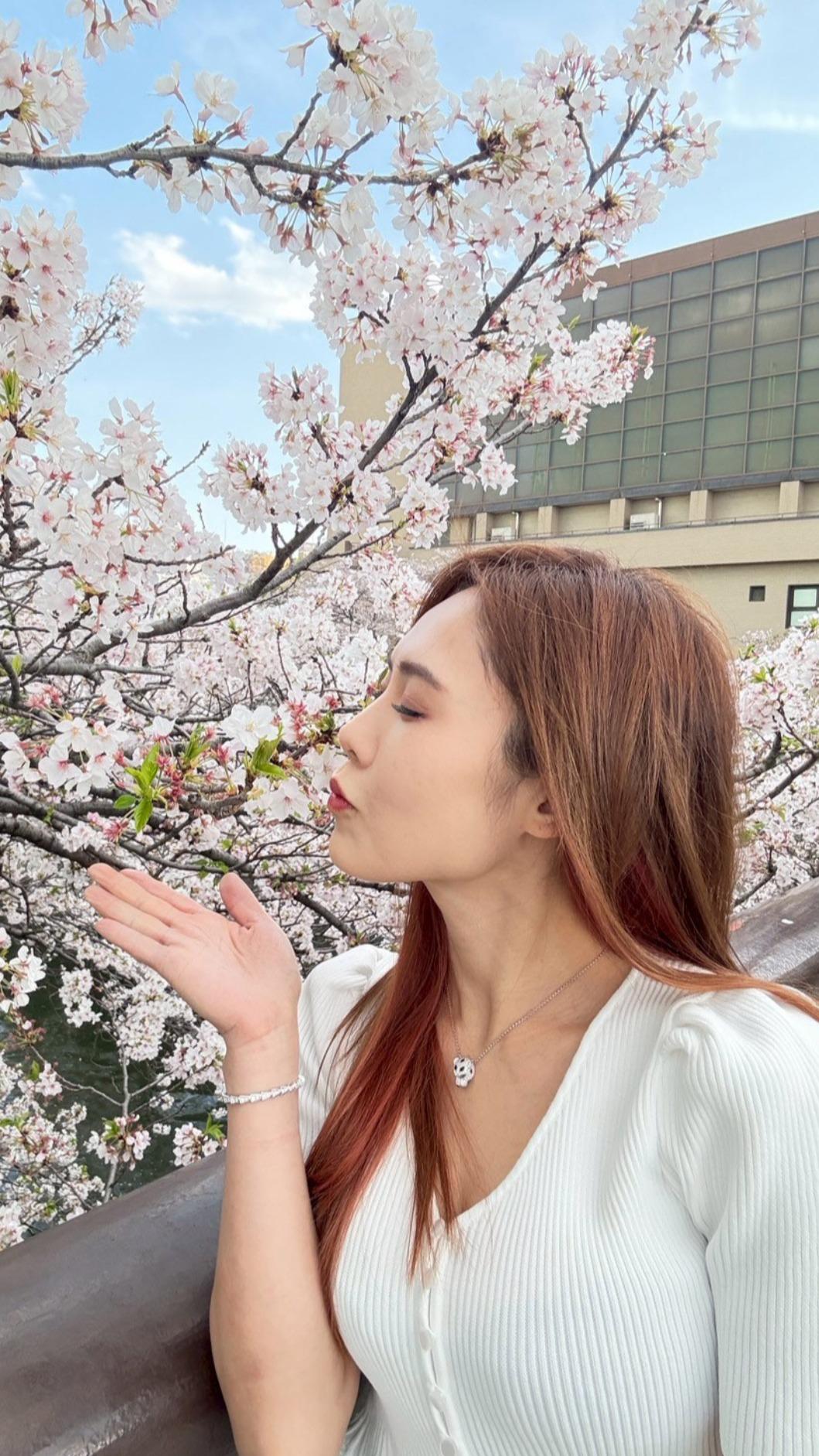 吳申梅首次追櫻花,相當享受日本美景。(圖/放音樂提供)