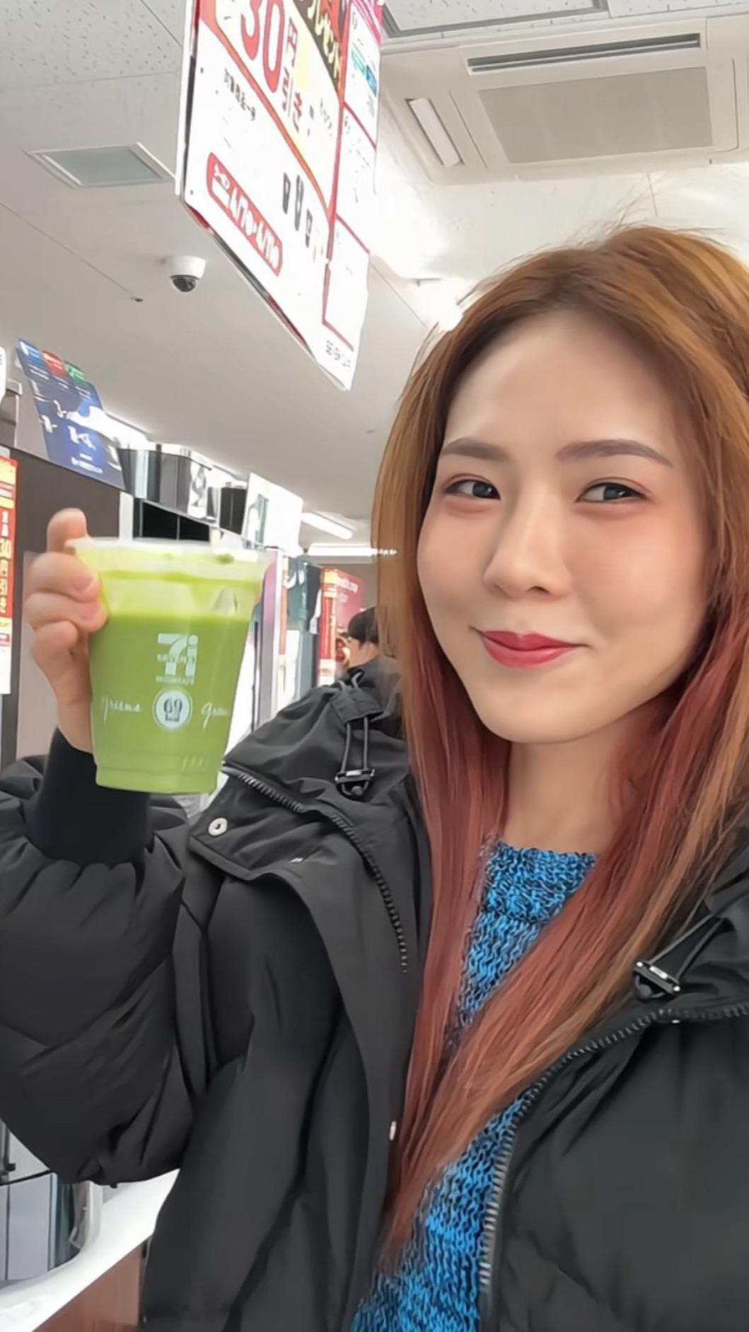吳申梅熱愛超商的蔬果冰沙,每天都會買1杯。(圖/放音樂提供)