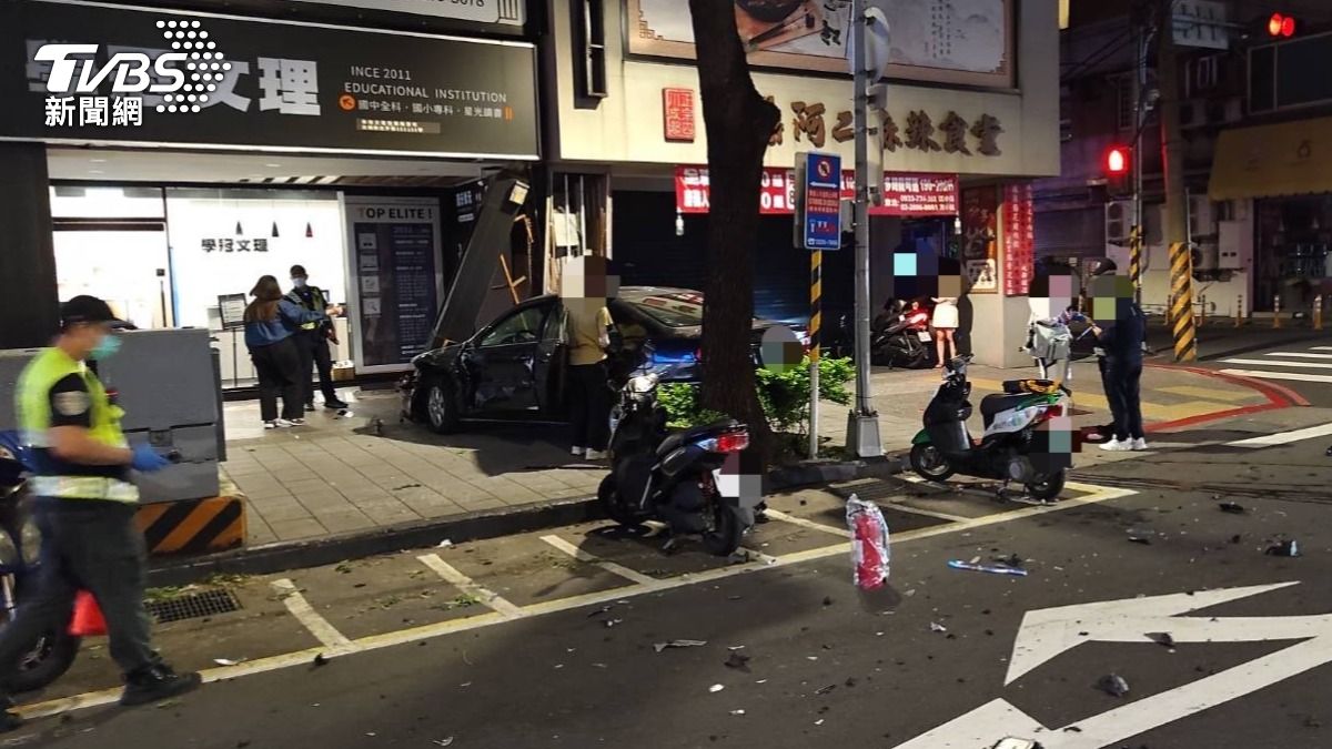 板橋驚險車禍!左轉車與直行車猛撞 1車險衝進補習班