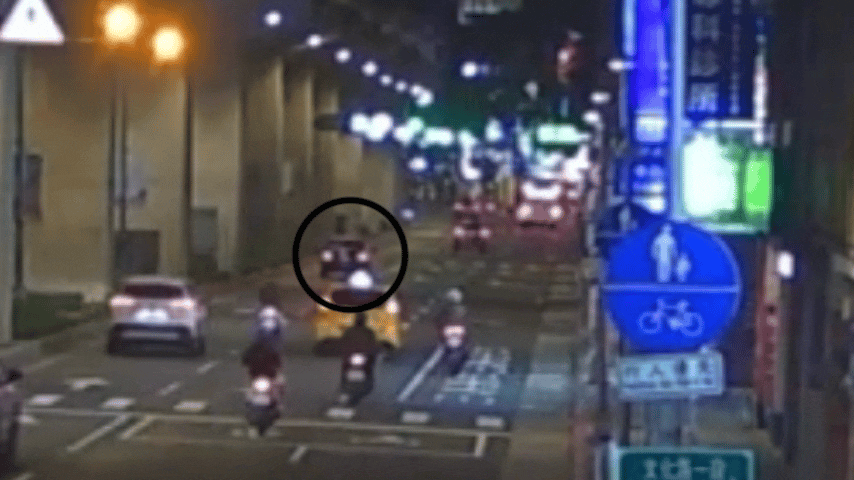 車禍監視器畫面,黑圈為邱男駕駛的黑色自小客,紅圈為徐女駕駛的紅色休旅車。(圖/TVBS)